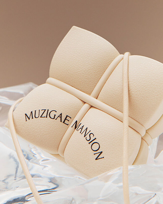 MUZIGAE MANSION Sleek Water Cushion (N22) | MCLUB